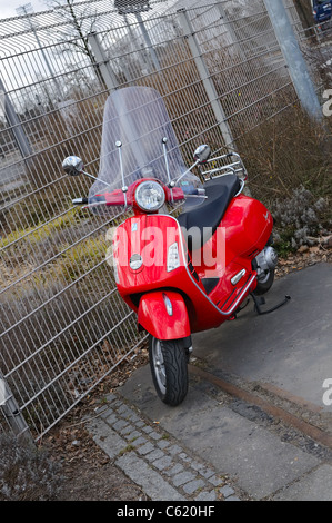 Rote italienische Vespa-Roller im freien Stockfoto