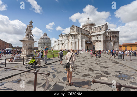 Piazza dei Miracoli "Platz der Wunder" Pisa, Italien. Zeigt den Dom und Baptisterium Stockfoto