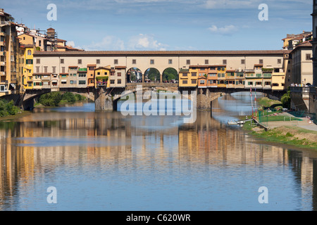Blick von der Ostseite der Brücke Ponte Vecchio, Florenz, Italien Stockfoto
