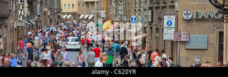 Touristen, die Verdrängung der Ponte Vecchio, Florenz, Toskana, Italien Stockfoto