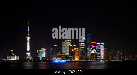 Stadtbild von Pudong in Shanghai in der Nacht fotografiert vom Bund Stockfoto