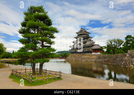 Das historische Matsumoto-Schloss aus dem 15. Jahrhundert in Matsumoto, Japan. Stockfoto