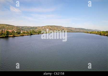 Blick nach Süden auf dem Fluss Rhone von der Brücke bei Saint Vallier Stockfoto