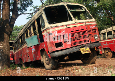 Crash beschädigt Keralas Zustand Bus wartet auf Reparatur oder Schrott in Kerala Indien Stockfoto