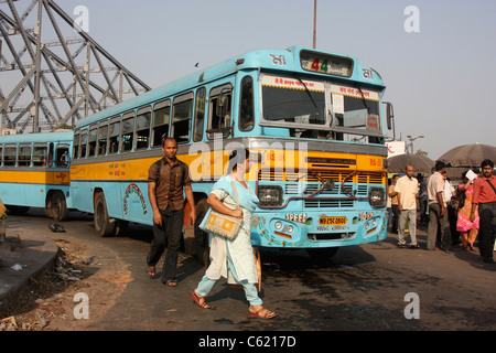 Passagiere, die zum lokalen Bus in der Nähe von Howrah Brücke Kolkata Indien Stockfoto