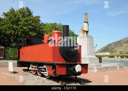 Alte Dampflok im Espace Marc Seguin mit Statue des Erfinders in Tournon Sur Rhone, Frankreich Stockfoto