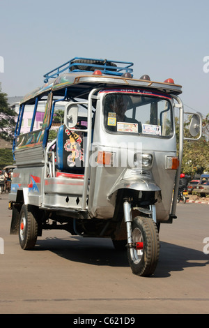 Laos lokaler Personentaxi-Bus rast durch den Verkehr in Vientiane Laos Stockfoto