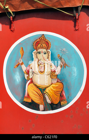 Detail von Lord Ganesh Elefant Gott Design lackiert auf LKW-Seitenwand in Assam Indien Stockfoto