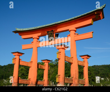 Der Otori-Tor, das Besucher nach Miyajima, Japan begrüßt. Stockfoto