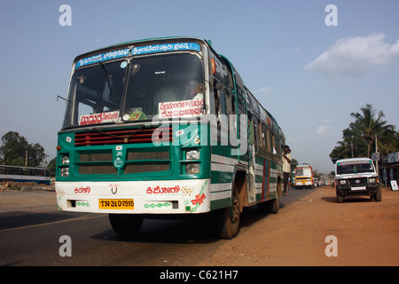 Express Bus Rennen der nationalen Landstraße in Tamil Nadu, Indien Stockfoto