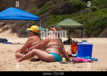 dicke weiße Frauen am Strand Stockfoto