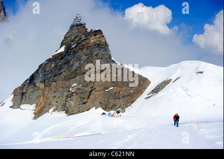 Das Jungfraujoch in Cloud, Rückblick auf es von den Weg zur Hütte Monch Stockfoto