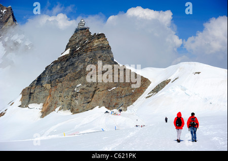 Das Jungfraujoch in Cloud, Rückblick auf es von den Weg zur Hütte Monch Stockfoto