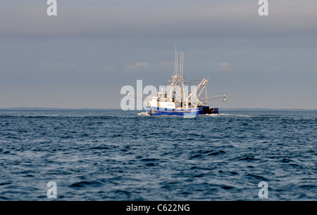 Blaue geschälten Fischerboot Fischen vor der Küste von Cape Cod mit Outirggers an einem stürmischen Tag verlängert. USA Stockfoto