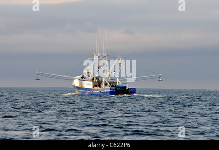 Blaue geschälten Fischerboot Fischen vor der Küste von Cape Cod mit Outirggers an einem stürmischen Tag verlängert. USA Stockfoto