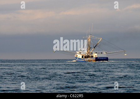 Blaue geschälten Angelboot/Fischerboot vor der Küste von Cape Cod mit Ausleger verlängert gingen zum Meer an einem stürmischen Tag Angeln. USA Stockfoto