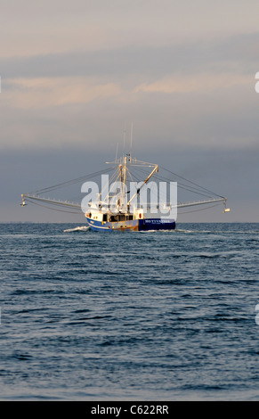 Blaue geschälten Angelboot/Fischerboot vor der Küste von Cape Cod mit Ausleger verlängert gingen zum Meer an einem stürmischen Tag Angeln. USA Stockfoto