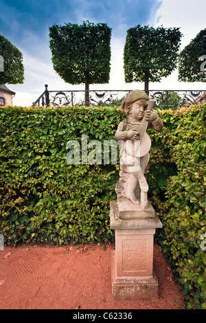 Statue im Rokoko-Schloss Burg Garten Stockfoto