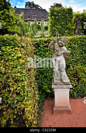 Statue im Rokoko-Schloss Burg Garten Stockfoto