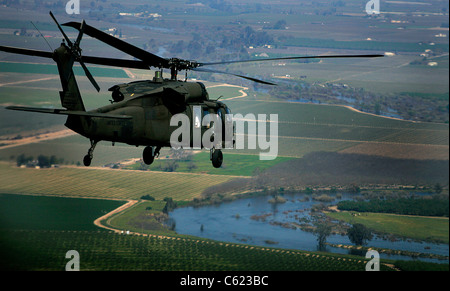 UH-60 Blackhawk Hubschrauber fliegt über Kalifornien Stockfoto