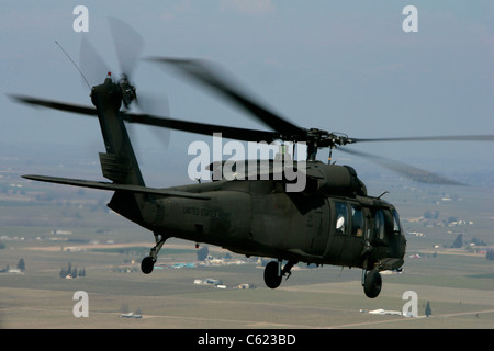 UH-60 Blackhawk Hubschrauber fliegt über California Krieg US Army Air Force arsenal Stockfoto