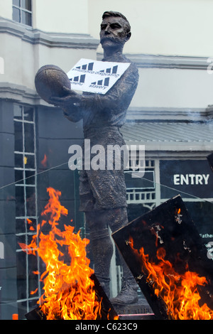 Demonstranten zündeten, Adidas Logos und Boxen zu protestieren gegen Adidas Preise für alle schwarz-Rugby-Shirts zu verspotten Stockfoto