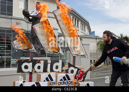 Demonstranten zündeten, Adidas Logos und Boxen zu protestieren gegen Adidas Preise für alle schwarz-Rugby-Shirts zu verspotten Stockfoto