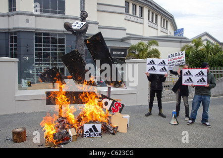 Demonstranten zündeten, Adidas Logos und Boxen zu protestieren gegen Adidas Preise für alle schwarz-Rugby-Shirts zu verspotten Stockfoto