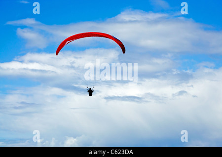 Einsamer Hängegleiter in Wolken über der Küste von Süd Cornwall England Stockfoto