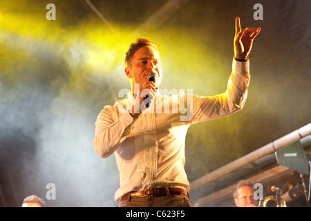 Olly Murs erklingt in Kempton Park Rennbahn Stockfoto