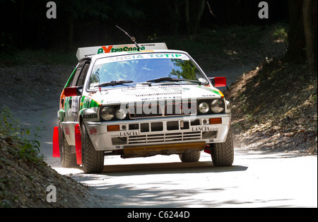 1989 Lancia Delta Integrale 8V mit Fahrer Robert Whitehouse auf der 2011 Goodwood Festival of Speed, Sussex, England, UK. Stockfoto