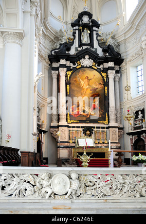 Brügge / Brugge, Flandern, Belgien. Sint Walburgakerk (Pieter Huyssens; 1619-1640) Jesuitenkirche. Altar und Kommunion Schiene Stockfoto