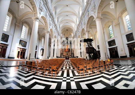 Brügge / Brugge, Flandern, Belgien. Sint Walburgakerk (Pieter Huyssens; 1619-1640) Jesuitenkirche. Innenraum Stockfoto