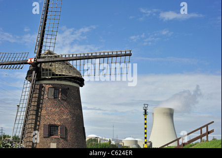 Die Windmühle Scheldedijkmolen und Kühltürme des Atomkraftwerks Doel entlang der Schelde in Beveren, Belgien Stockfoto