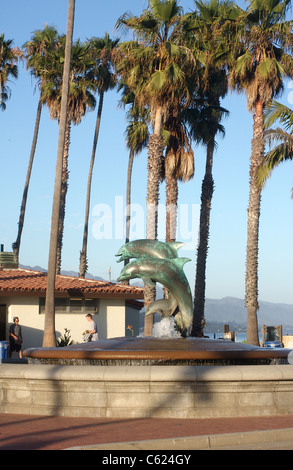 Delfin-Familie-Statue am Eingang zum Stearns Wharf in Santa Barbara, Kalifornien Stockfoto