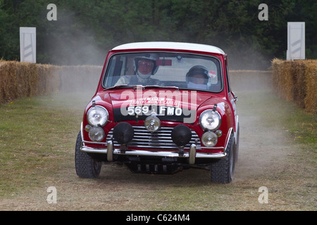 1964 Morris Mini Cooper S mit Fahrer Rauno Aaltonen auf der 2011 Goodwood Festival of Speed, Sussex, England, UK. Stockfoto