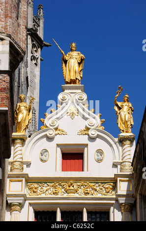 Brügge / Brugge, Flandern, Belgien. Goldene Statue auf dem Bogen der Gerechtshof (Gericht) in Burg Stockfoto