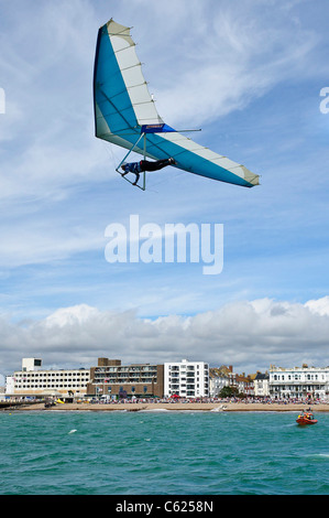 WORTHING INTERNATIONALE BIRDMAN. Ein Flyer springt von Worthing Pier, 35ft über dem Wasser, mit dem Ziel, mehr als 100 M fliegen Stockfoto