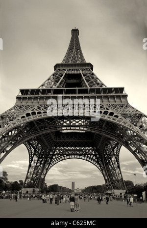 Vertikale Erfassung des berühmten Eiffelturms in Paris, Frankreich (Sepia getönt). Stockfoto