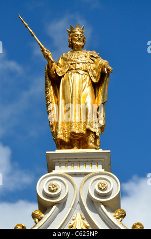 Brügge / Brugge, Flandern, Belgien. Goldene Statue auf dem Bogen der Gerechtshof (Gericht) in Burg Stockfoto