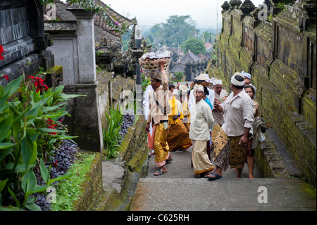 Anbeter, die Ankunft in der Mutter-Tempel oder Pura Besakih-Tempel in Bali, Indonesien Stockfoto