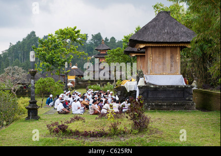 Gläubige in der Muttertempel oder Pura Besakih-Tempel in Bali, Indonesien Stockfoto