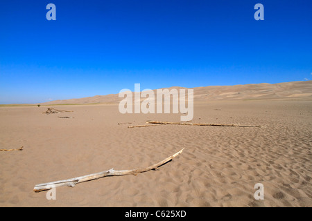 Great Sand Dunes National Park, Colorado. Wanderer durchqueren das flachen Sand Blatt rund um die Dunefield. Stockfoto