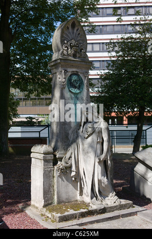 Grab des Bildhauers Albert Darcq, Cimetière de l ' est, Lille, Nord-Pas-de-Calais, Frankreich Stockfoto