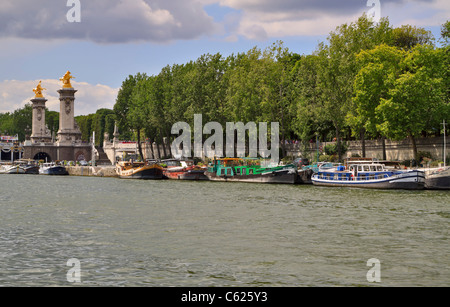 Hausbooten festgemacht neben Pont Alexandre III auf der Seine, Paris, Frankreich. Viele Schiffe stehen für Urlaub zu lassen. Stockfoto