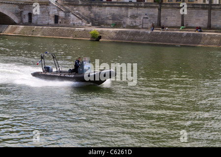 Polizei-Boot auf der Seine, Paris Stockfoto