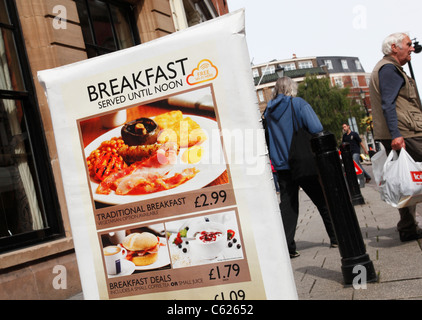 Ein Zeichen Werbung der Speisekarte zum Frühstück vor einem Gasthaus Bar in Derby, England, Vereinigtes Königreich Stockfoto