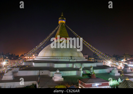 Die Boudhanath Stupa fotografiert nachts von einer der Terrassen-Restaurants auf dem Platz, Kathmandu Stockfoto