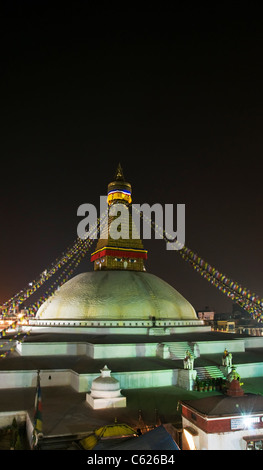 Die Boudhanath Stupa fotografiert nachts von einer der Terrassen-Restaurants auf dem Platz, Kathmandu Stockfoto