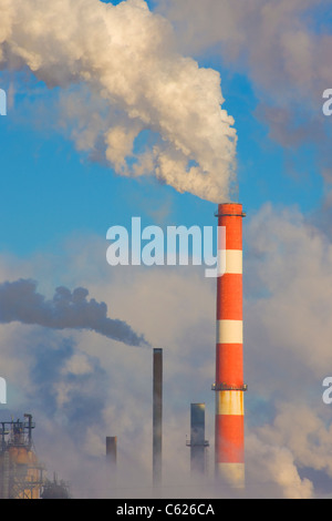 Schornstein an Öl-Raffinerie Stockfoto